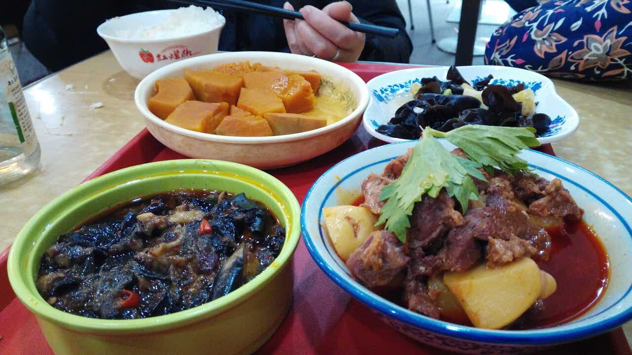 2021红灯椒中式快餐美食餐厅,环境还不错,菜品挺齐全的,.