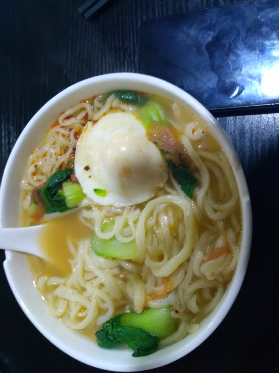 满满一大碗热汤面不错