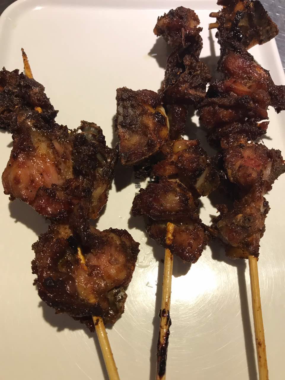 烤串品质高,烤鸡架微甜好吃,就是音乐有点吵,肉质感觉不错,下次还会去