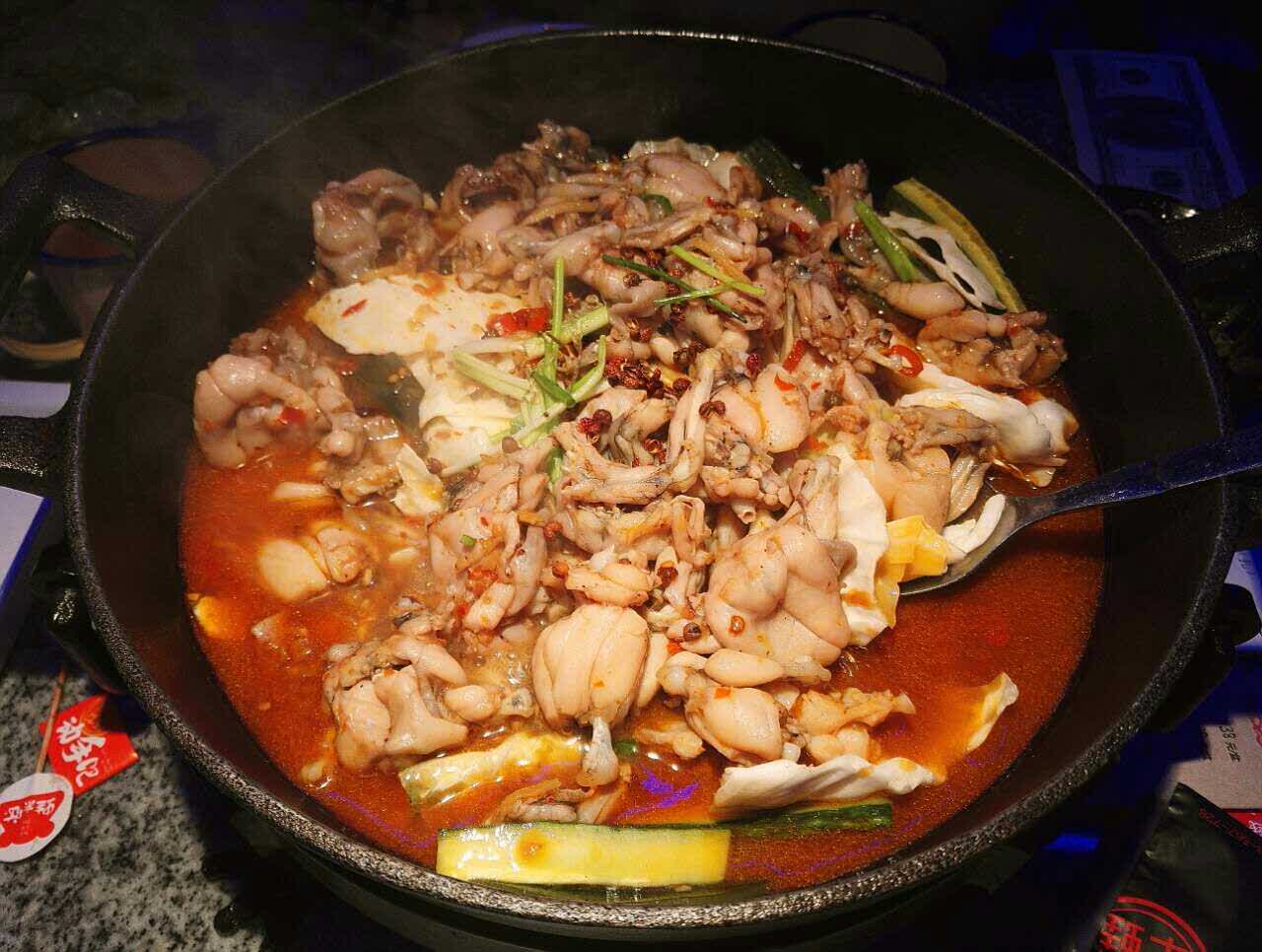 味道很好,牛蛙略咸,麻辣无骨鸡爪相当好吃.