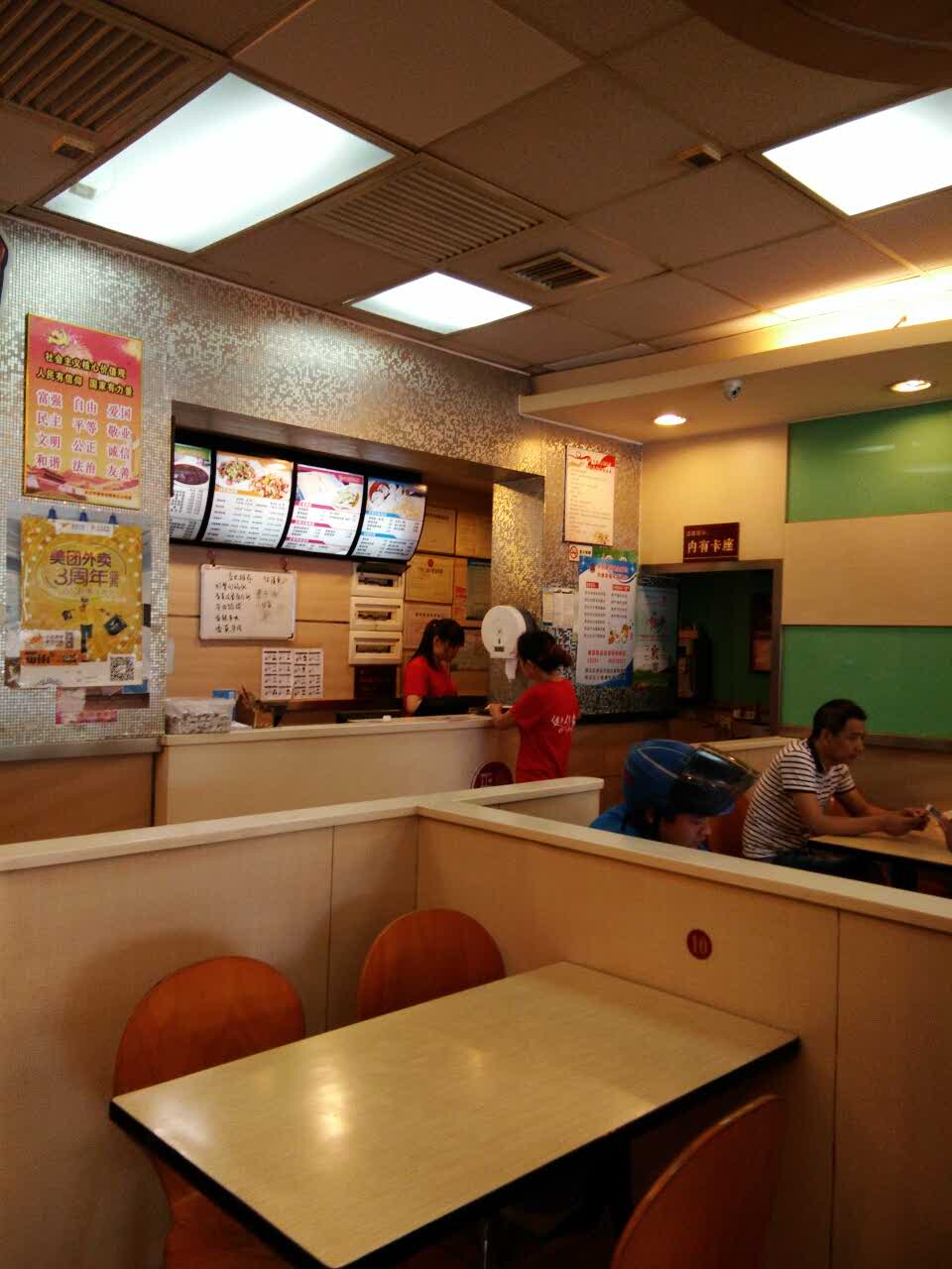 最受不了的是那服务员的态度,虽然不是说我,可我亲耳听到她在收银台