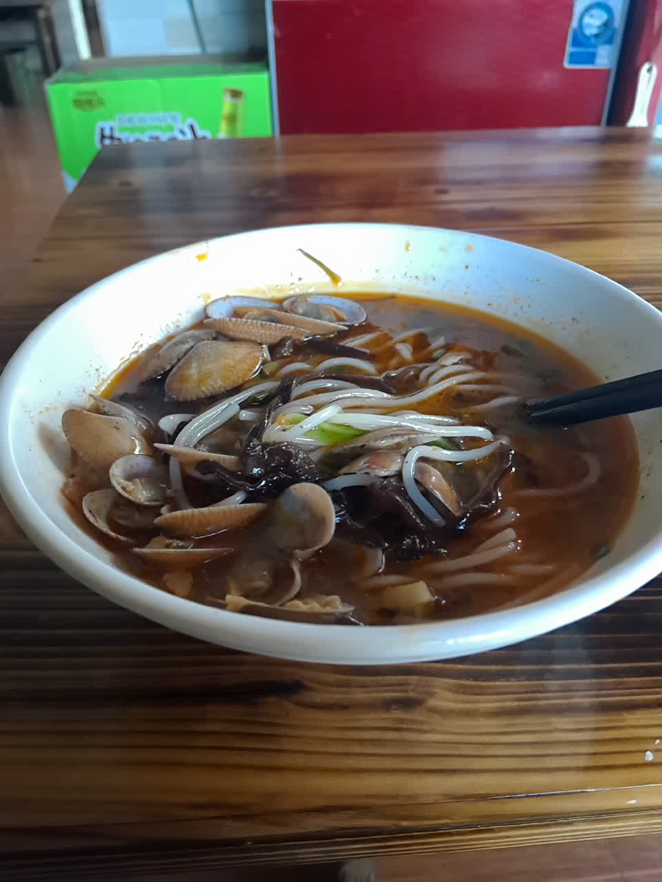 好吃的花甲螺蛳粉,吃了一半才拍的照