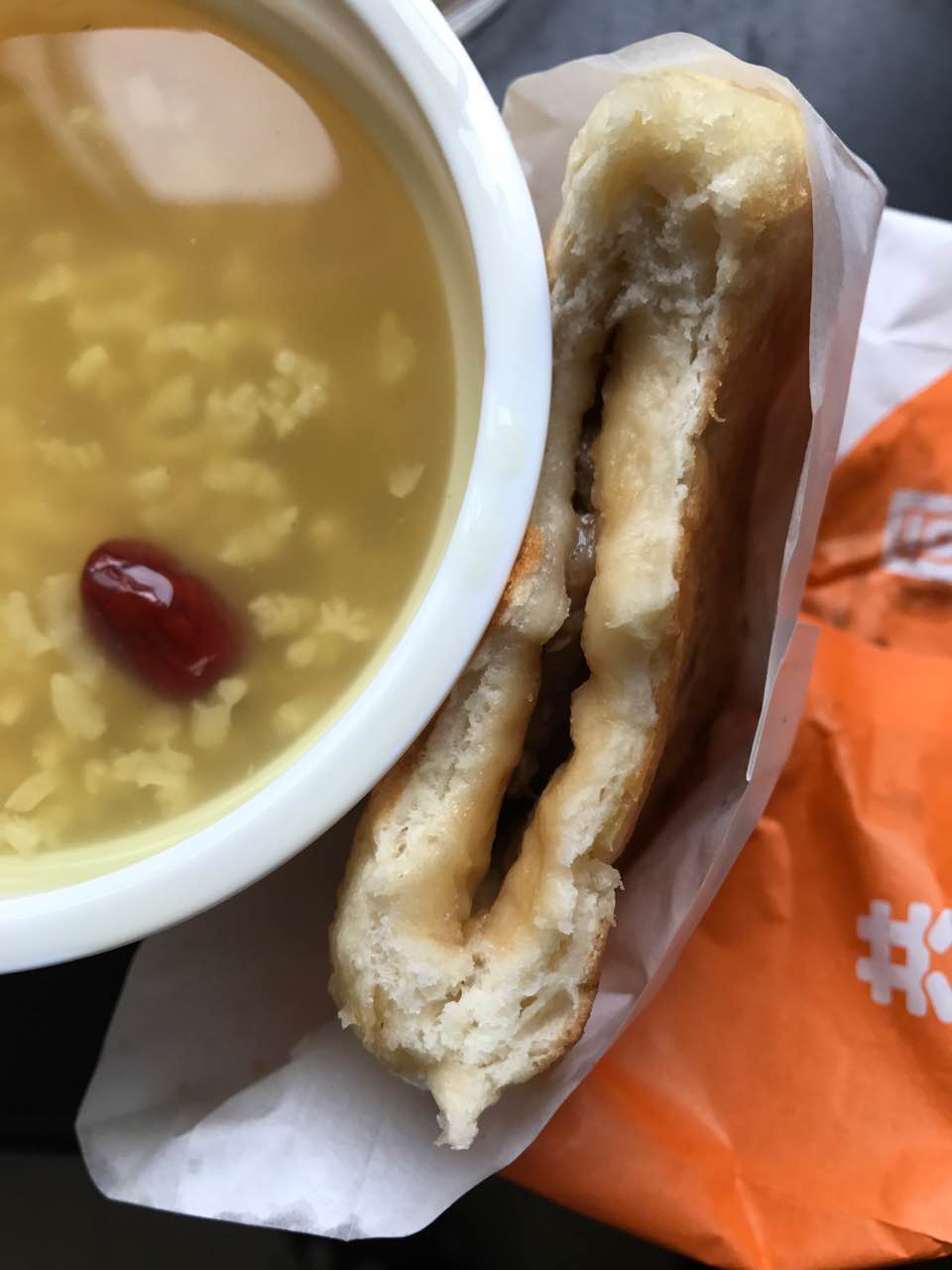 2021丰惠佳餐厅(润泰店)美食餐厅,馅饼咬了两大口也没咬上馅,.