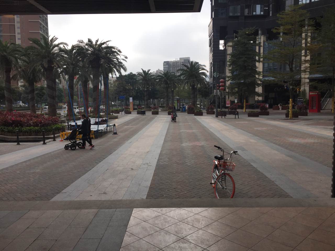 喜欢室外的朋友 不妨来到这，这店外面有个广场平台，比较宽广