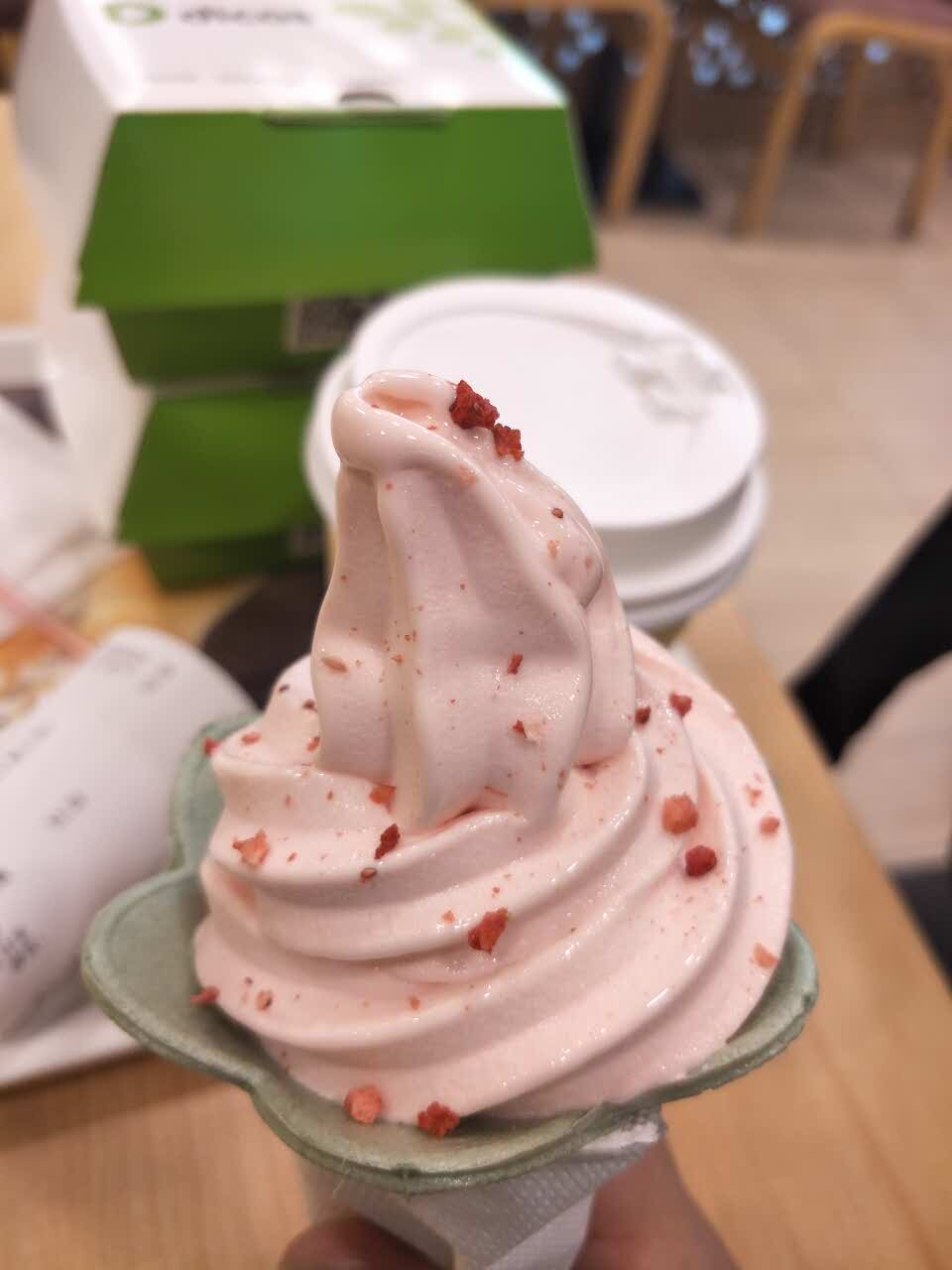 2022德克士(观音桥赛博店)美食餐厅,味道不错,草莓味的冰淇淋很好吃