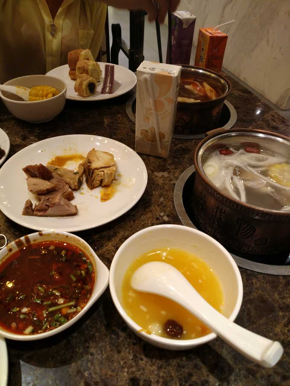 店里东西很丰富,也很多,人员特别多.吃饭也比较自由!