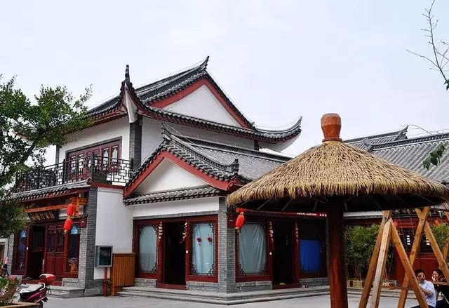 古城内分布四合院,祭祀台,祖公塔,布洛陀广场,土司府,壮族文史博物馆