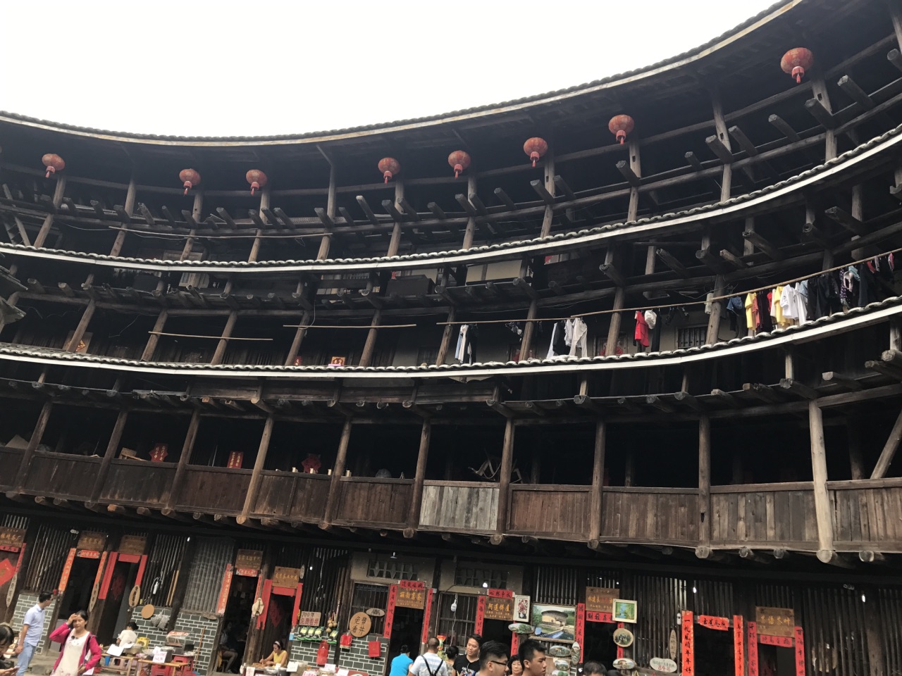 古镇 田螺坑土楼群一日游【 品"四菜一汤"游闽南周庄 观东倒西歪楼】