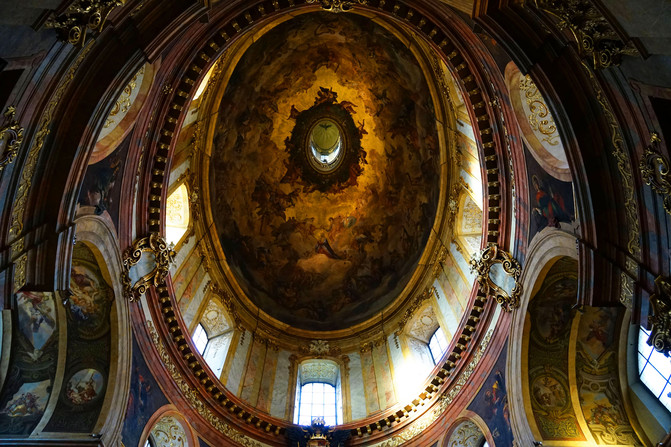 穹顶的宗教壁画很逼真