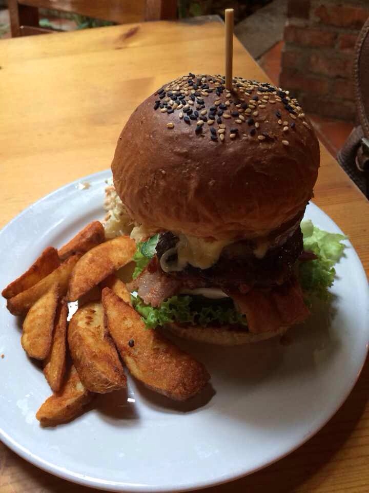 2022the baboon house美食餐厅,aloha cheeseburger is aweso.