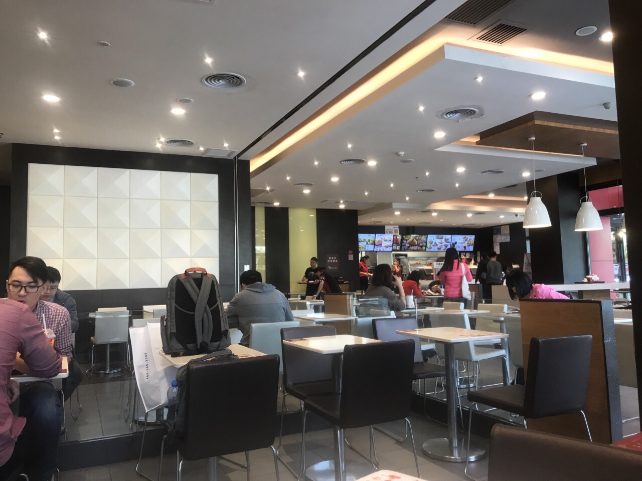餐的年轻人很多餐厅很大只有一层下午茶时间也很多人虽然人多但是餐厅