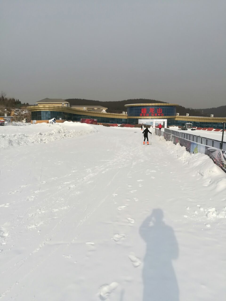 济南蟠龙山滑雪场多大图片