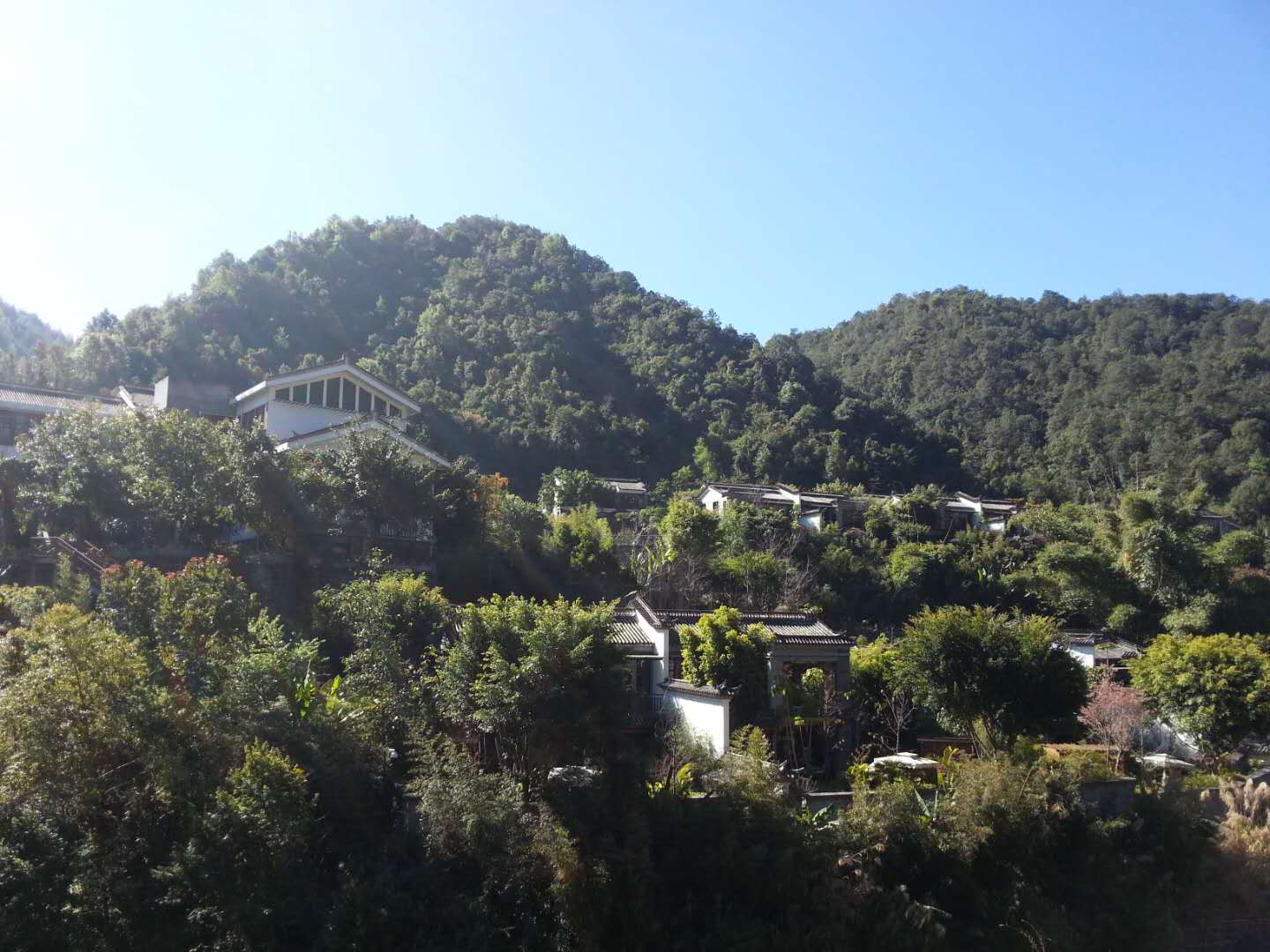 【携程攻略】岚皋巴山秋池景点,雄竣的大山,营造出优美的山川气势