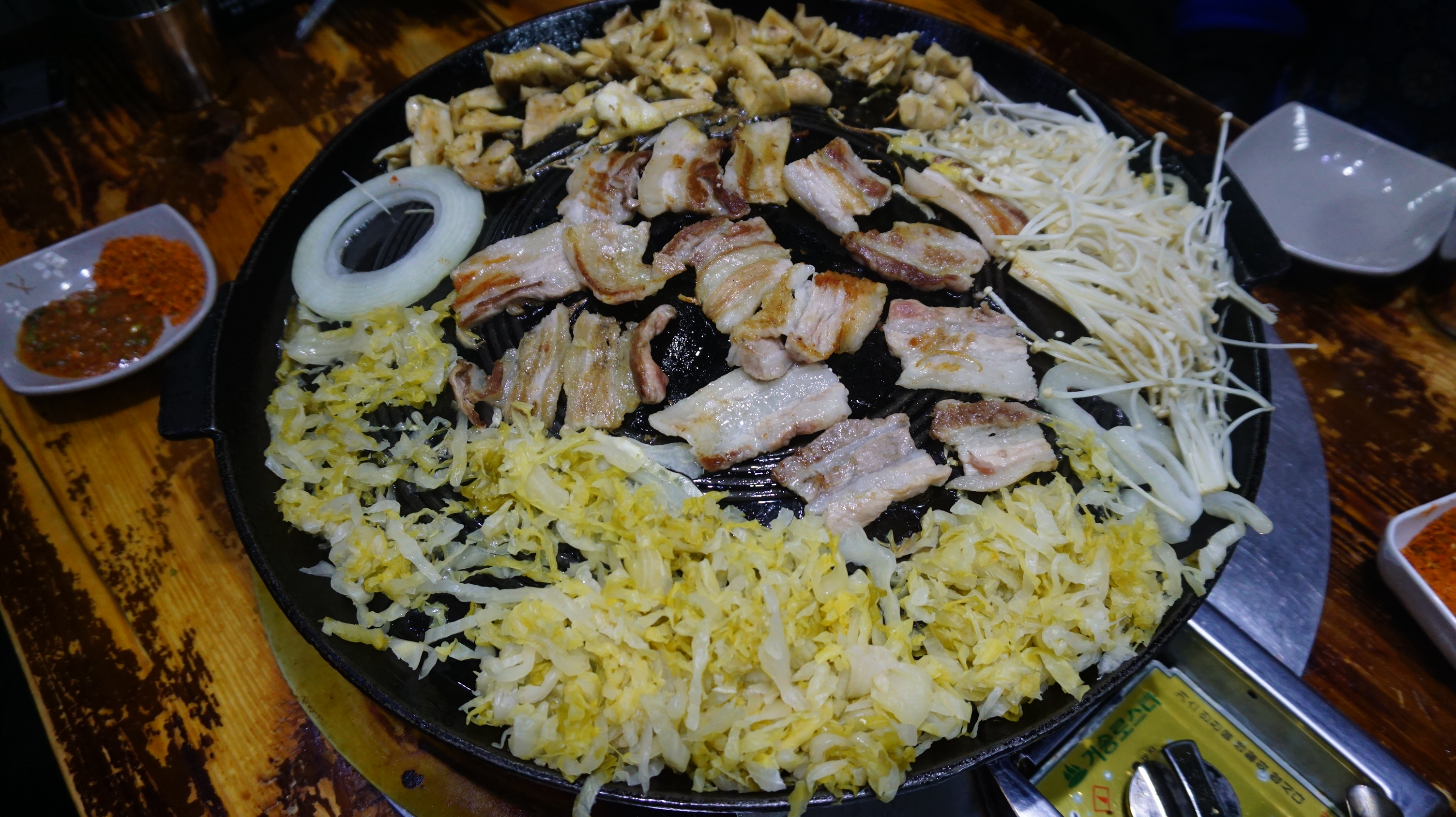 【海花锅盖烧烤】据说是开了15年的老店,每天饭点5点多开始爆满,天天