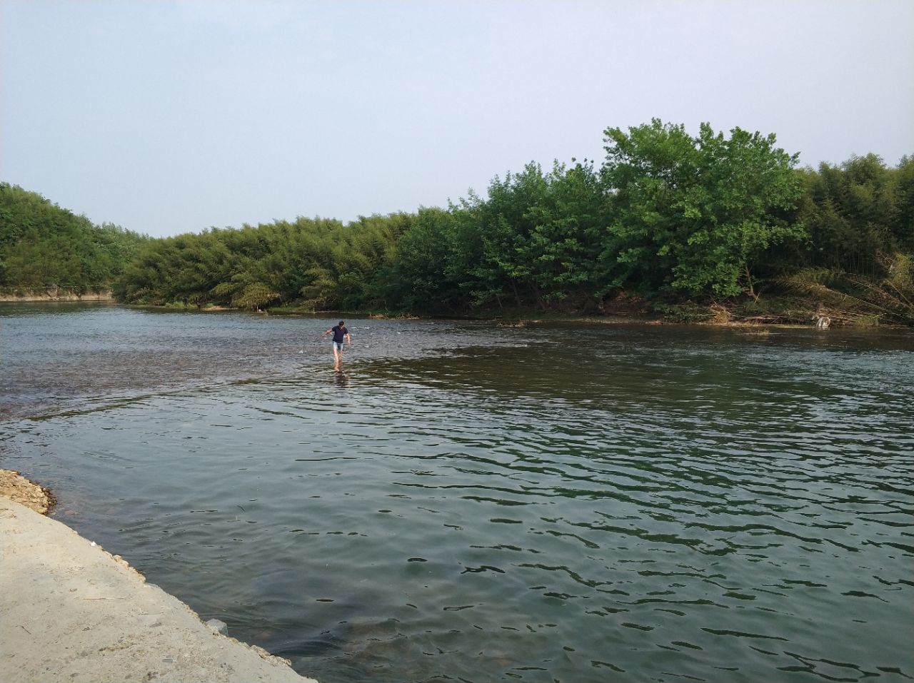 杭州雙溪漂流在杭州餘杭區,我們選擇的是竹筏,先坐牛車,再坐竹筏,竹筏