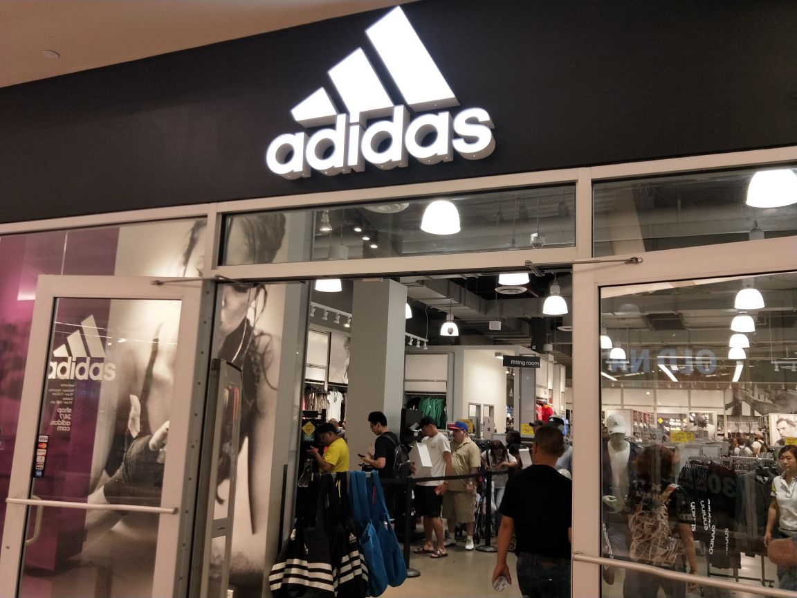 这边的阿迪达斯在商场二楼,旁边是cons,里面大多数都是一些outlet款