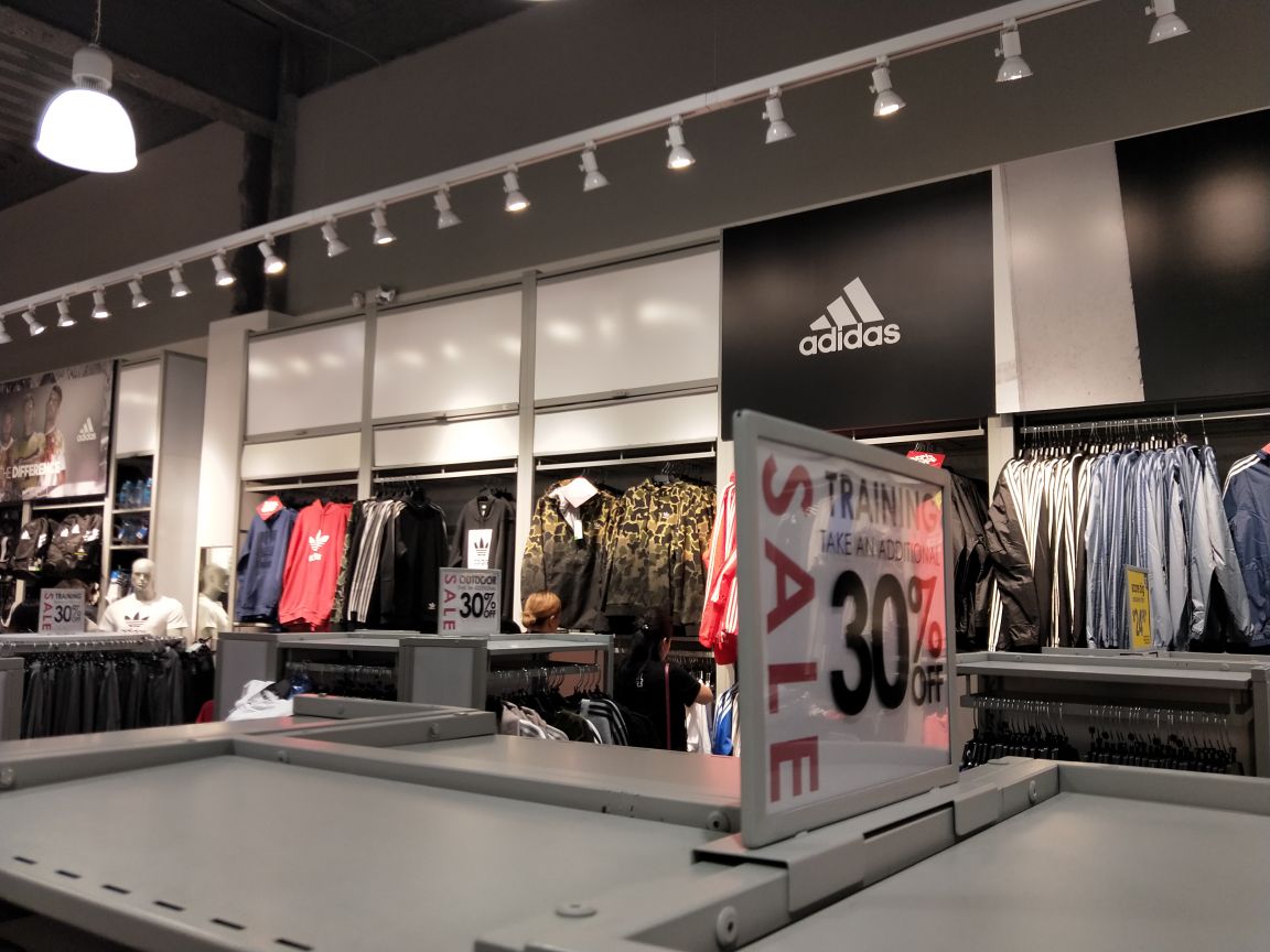 这边的阿迪达斯在商场二楼,旁边是cons,里面大多数都是一些outlet款