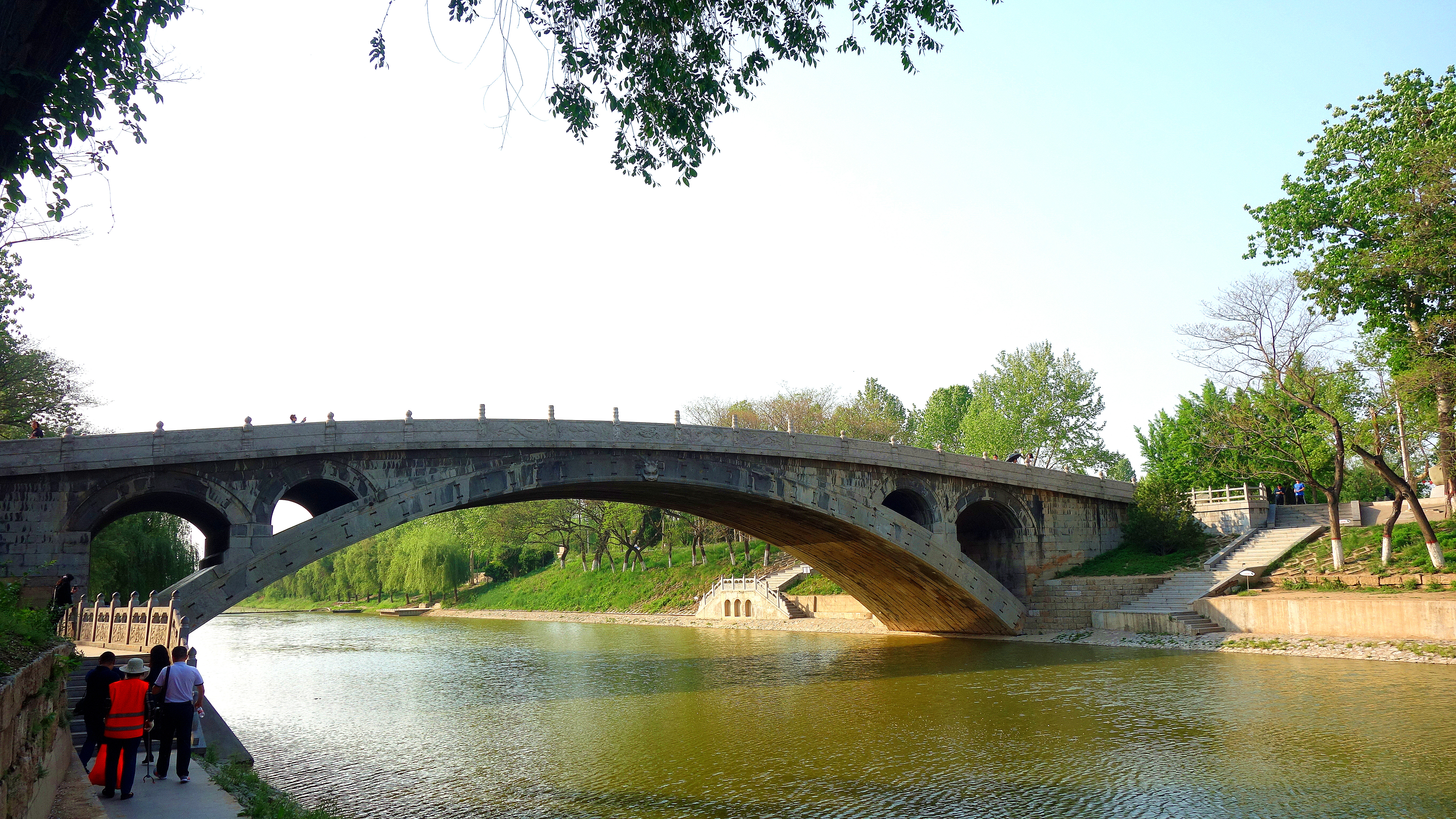 它是世界上现存最古老,跨度最大的单孔圆弧敞肩石拱桥,全用青石砌成