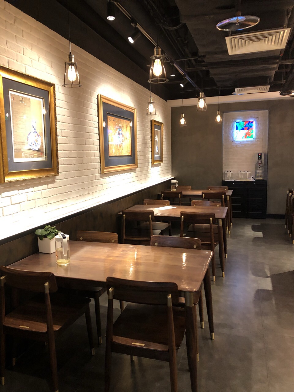 【携程美食林】北京南小馆(国贸商城店)餐馆,店内环境还不错,餐单比较