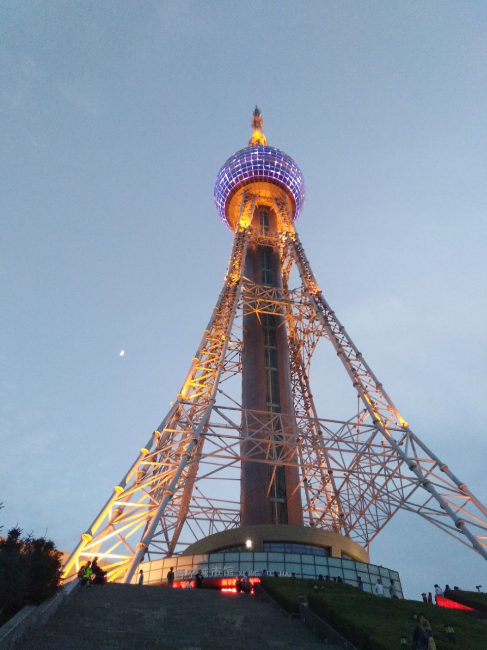 【携程攻略】西宁高原明珠景点,很好夜景非常漂亮,是个休闲娱乐的好