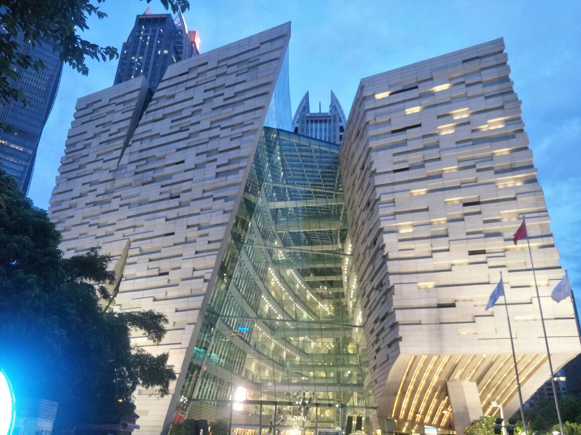 广州图书馆位于广州最繁华的地段珠江新城是一座很具现代感的建筑
