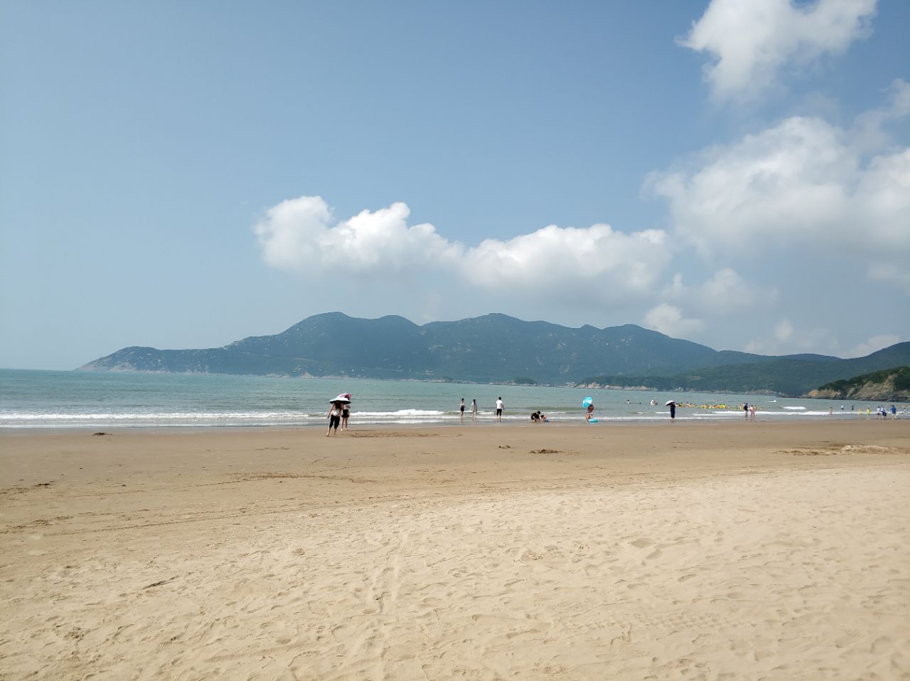 杂物很少海水也还行不是很脏但是有几点不是很好的办