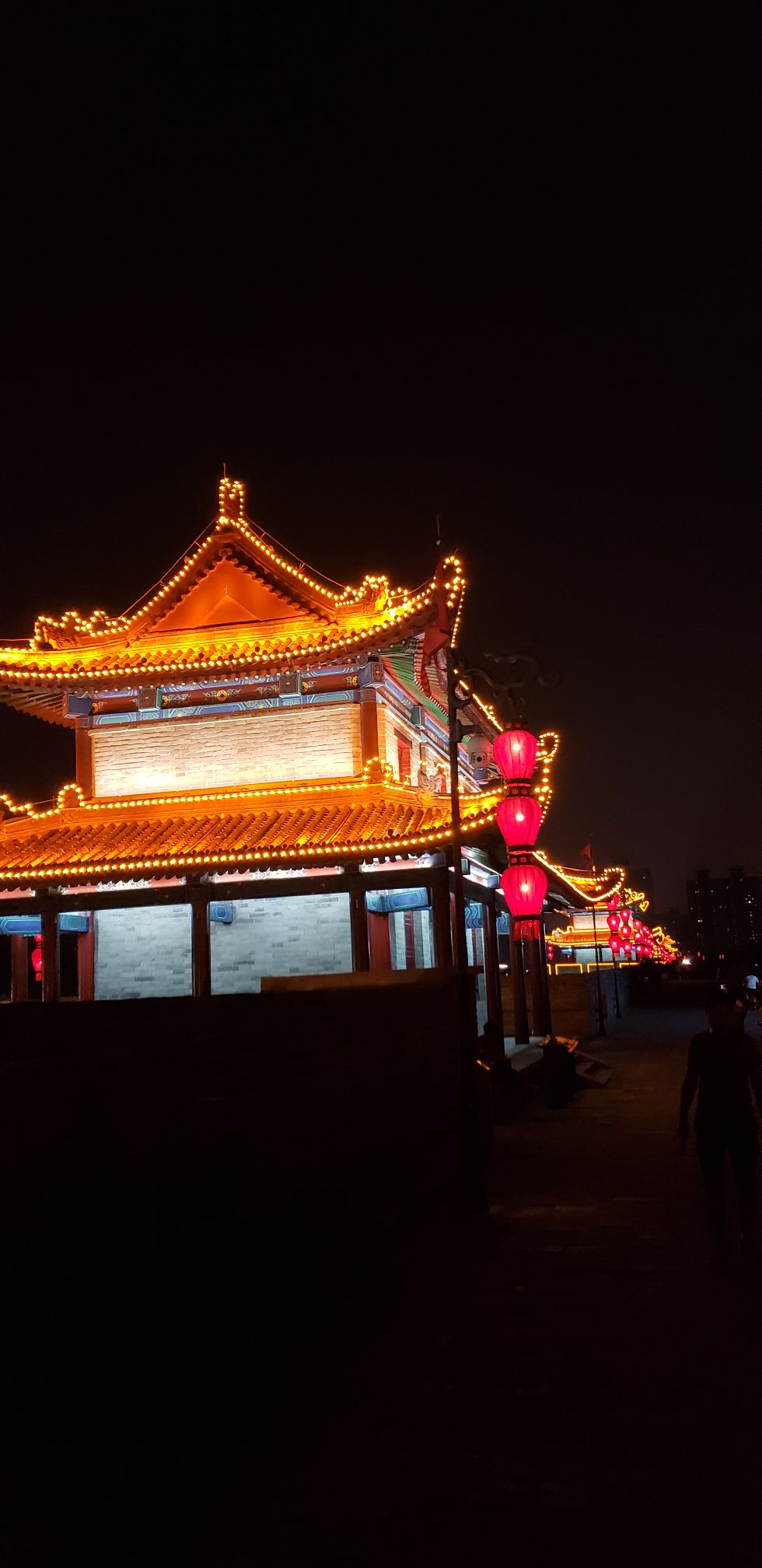 西安西安城墙景点,晚上比较有意思 还可以骑车 向东可以到永兴坊