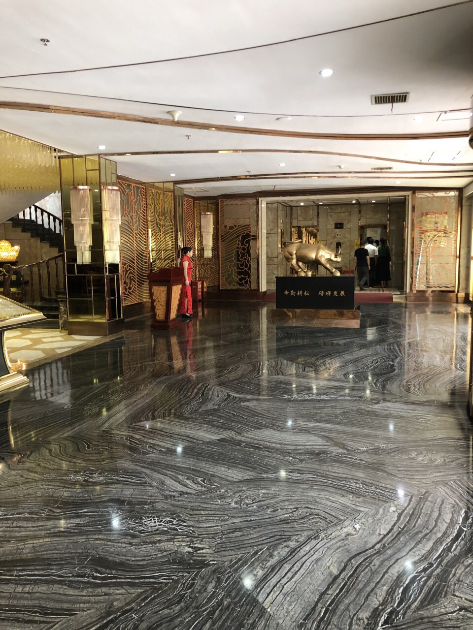 金牛大酒店位于河西阳光100附近,闹中取静的地方,位置不错
