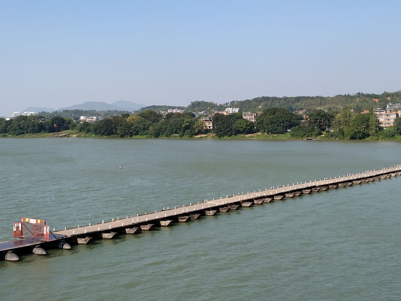 浮桥在贡江中很有特点近建春门用船做的桥墩很长是个文物古迹点很热闹