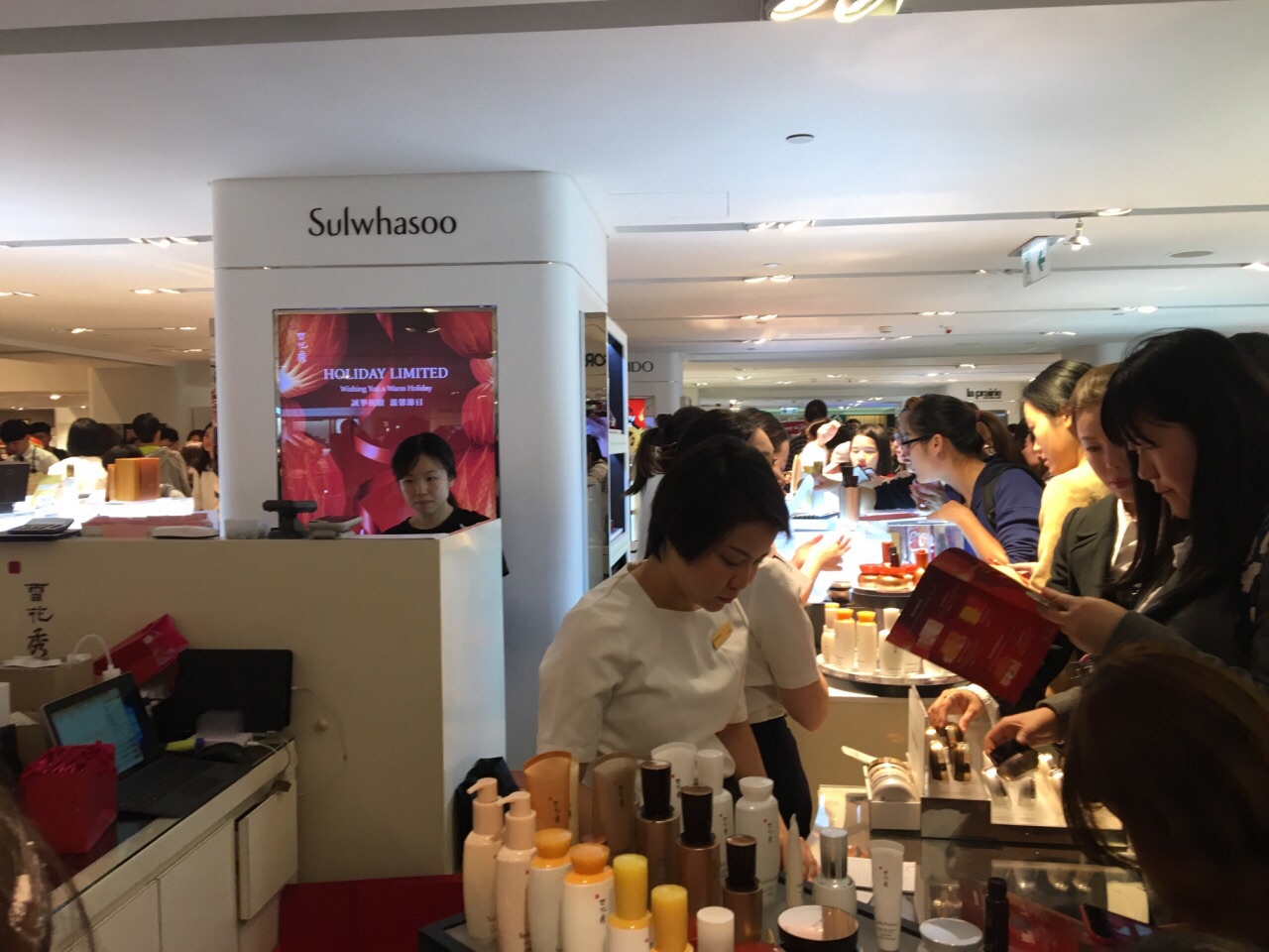 雪花秀在这里设了个专柜,圣诞前夕来的,挤得不得了,买护肤品比买大