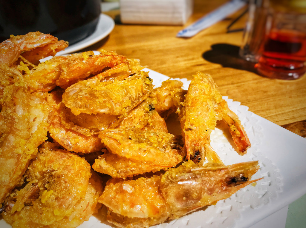 咸蛋黄焗海虾,大虾裹上蛋黄再盐焗,吃起来很像是咸蛋黄味的椒盐虾
