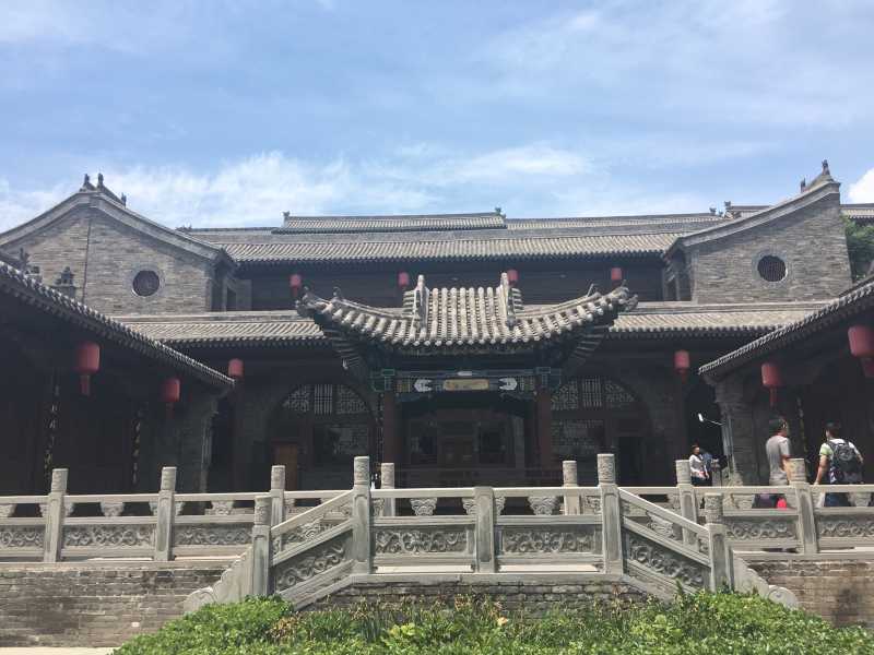 山西99崇宁古堡99王家大院这里是一个温泉酒店停车厂很大,室