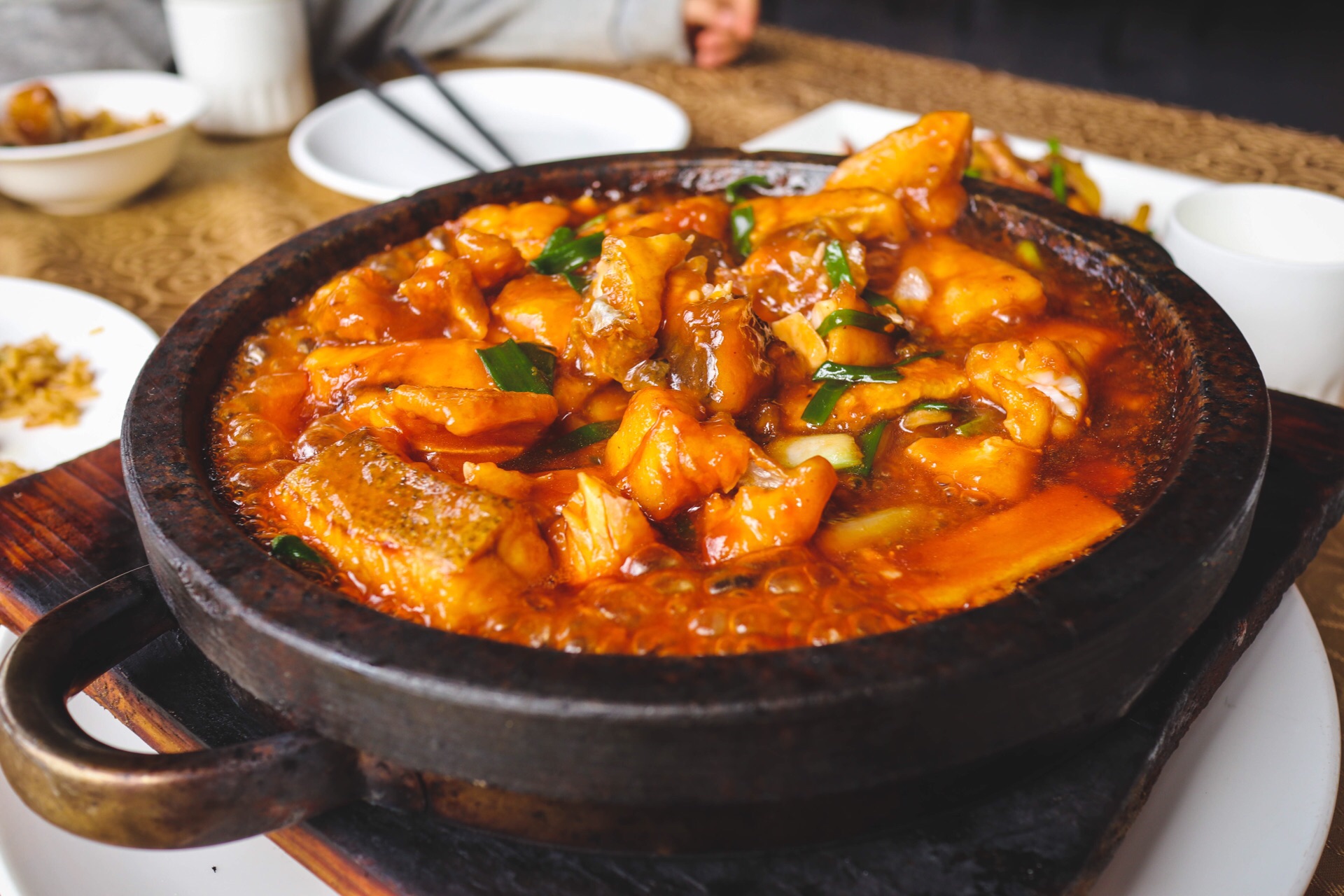 一份豆腐煲吃得出加了蛋黄很绵的口感而石锅鱼的口味则是微微甜小朋友