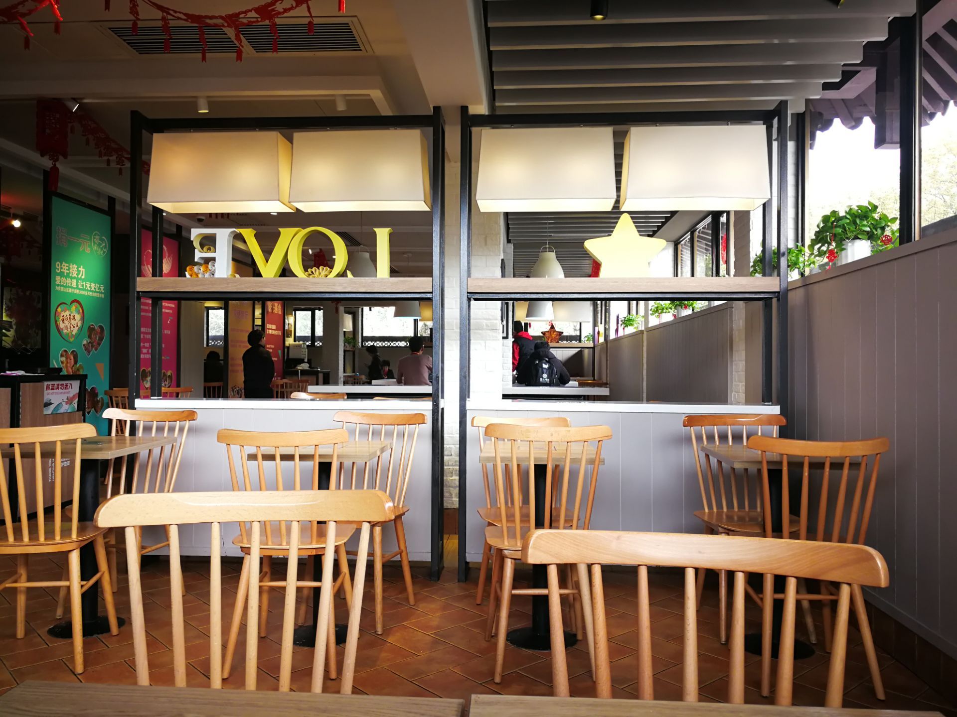 北山店有两层,点餐处在一楼,好多人,却没见自助点餐机.