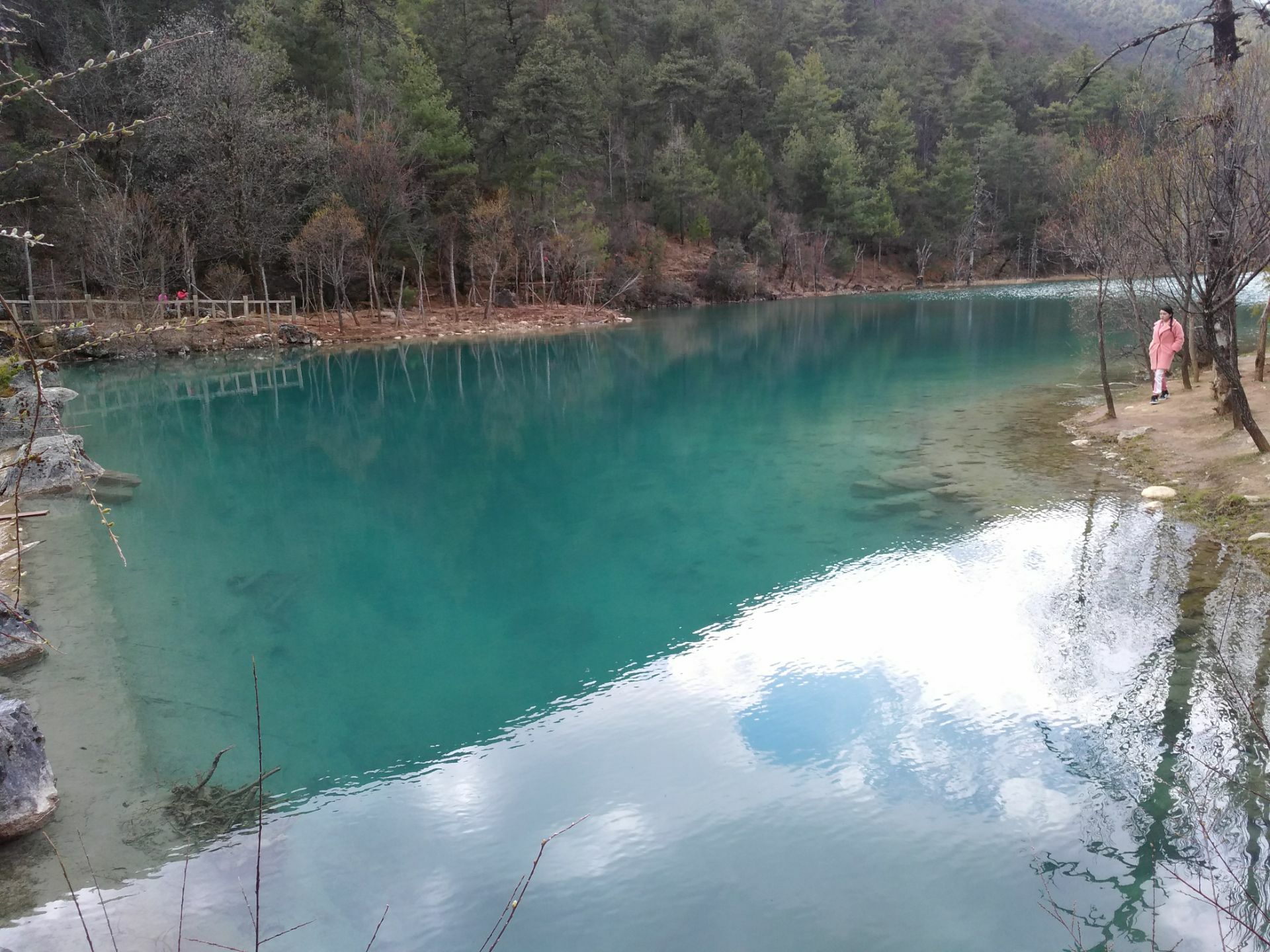 听涛湖是蓝月谷串湖中的最后一个面积最小在湖的一端修起了一道石堤