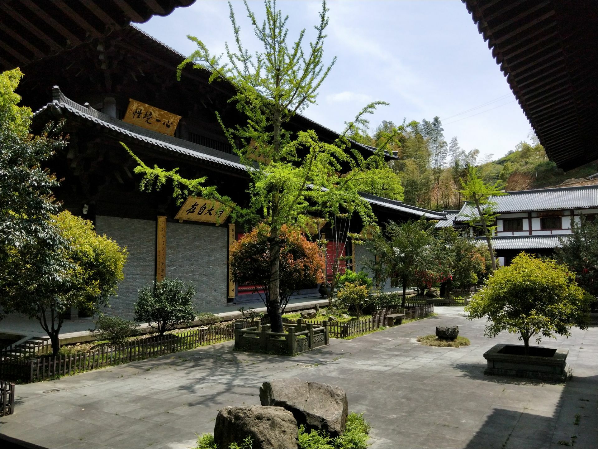 金峨禅寺创建于唐朝大历元年已有1200多年的悠久历史四周群山环绕溪水