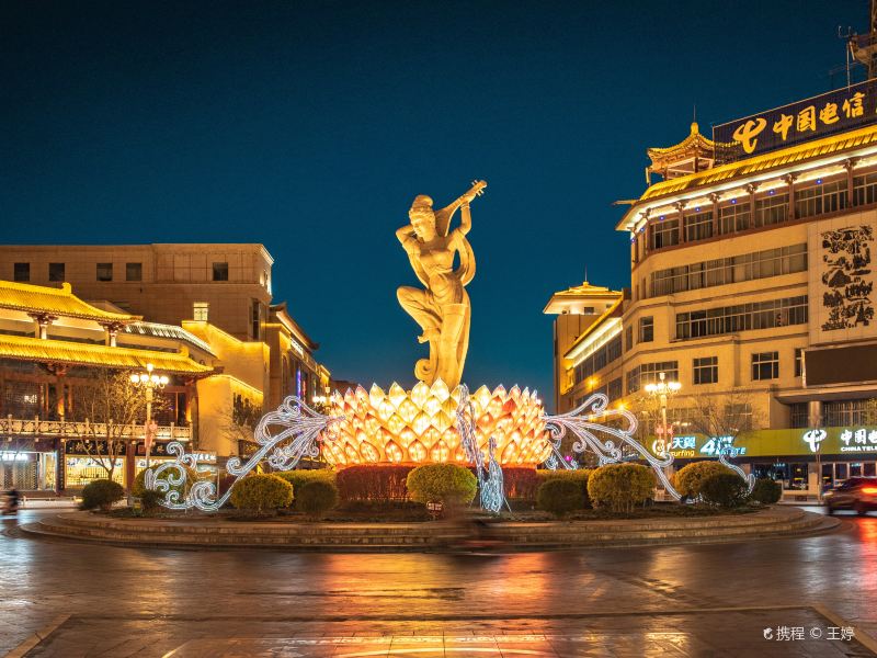 "敦煌的城市标志反弹琵琶" 1/ 92 反弹琵琶雕像 "敦煌市标志建筑之一