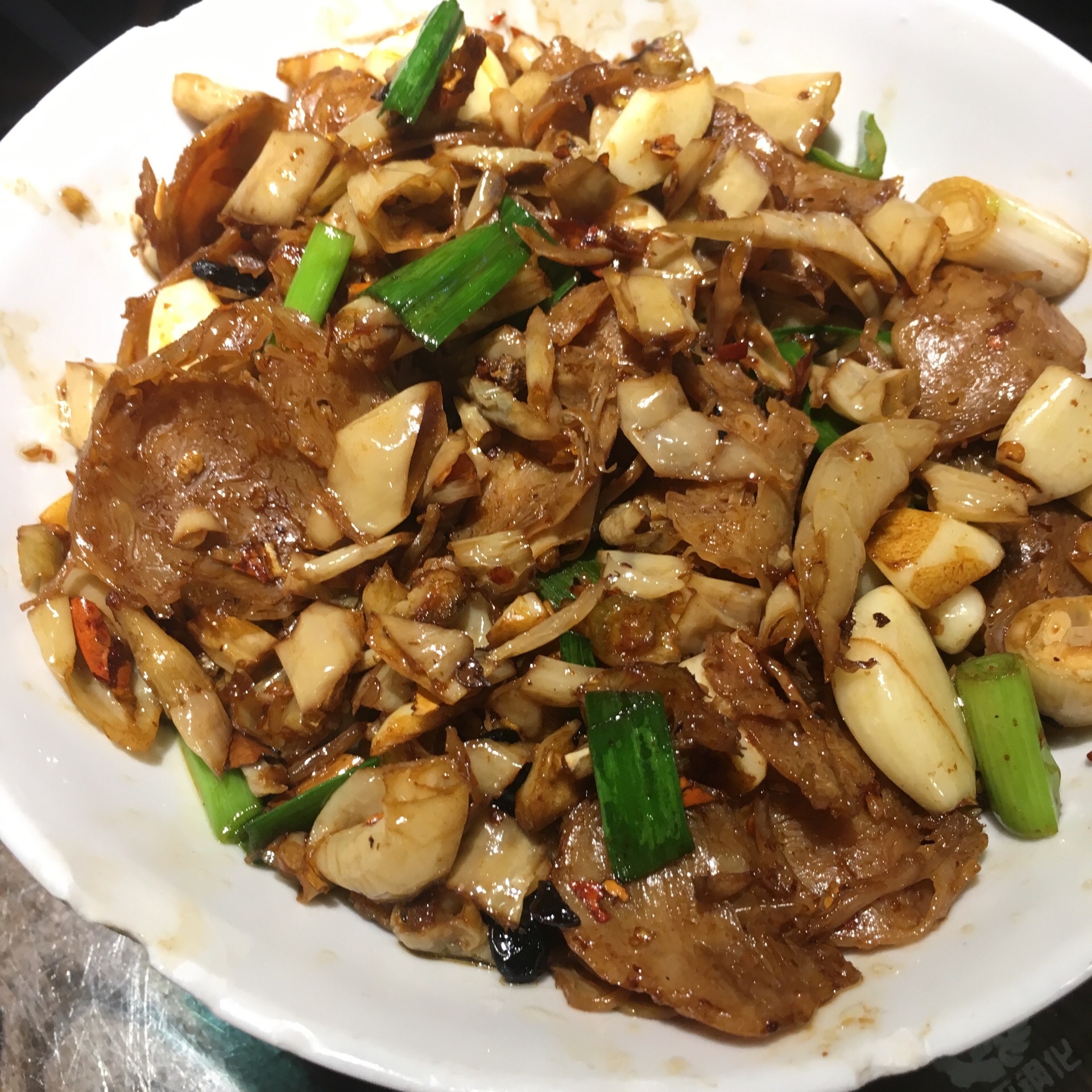 经典的秒炒牛肉,这次点了几个新菜,蒜蓉蒸秋葵,口味花甲,白辣椒炒捆鸡