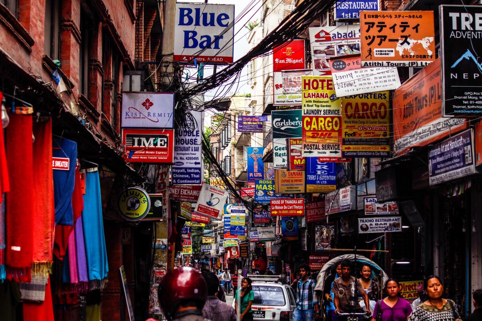 整个片区都是尼泊尔的特色喀什米尔的披肩手工缝制的包