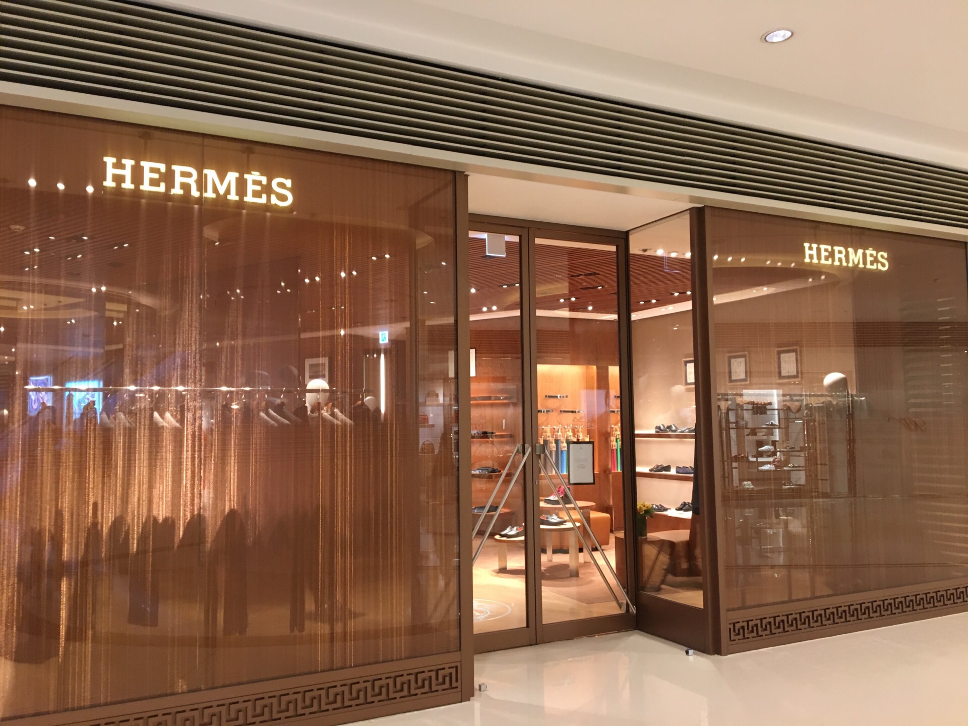 圆方是西九龙最为高大上的购物商场,属于九龙站上盖,在香港第一高楼