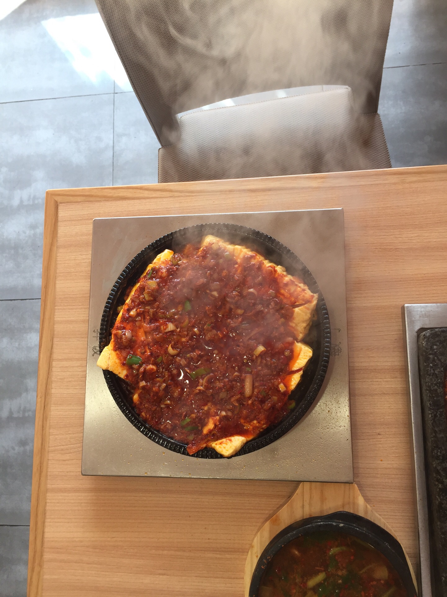 菜品: 石板明太鱼:鱼新鲜,收拾的很干净,不是很咸,尤喜菜里放的藤椒粒