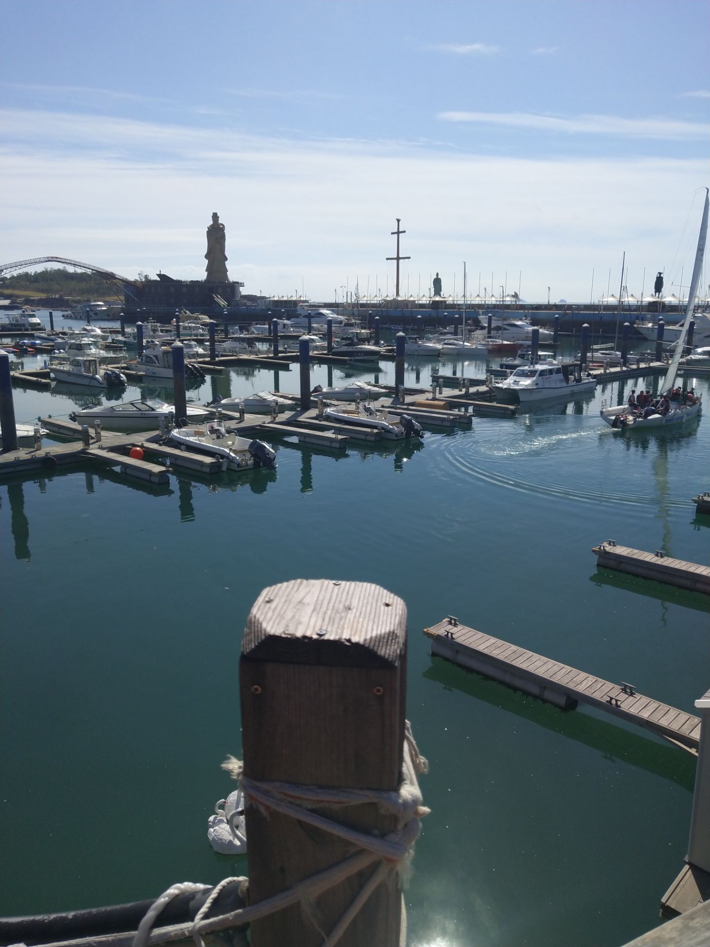 今天跟着朋友一起来到了银海大世界里面看到了帆船,我们乘坐了这里面