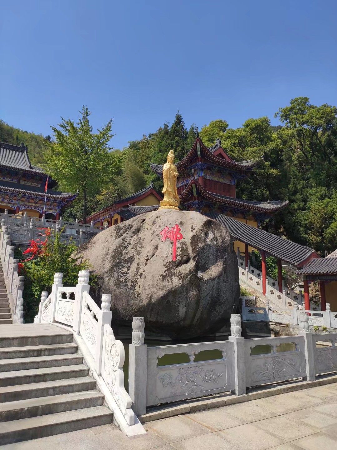 三祖寺是天柱山上的一个寺庙啊来这里玩的人很多呢爬山还是有点累的啊