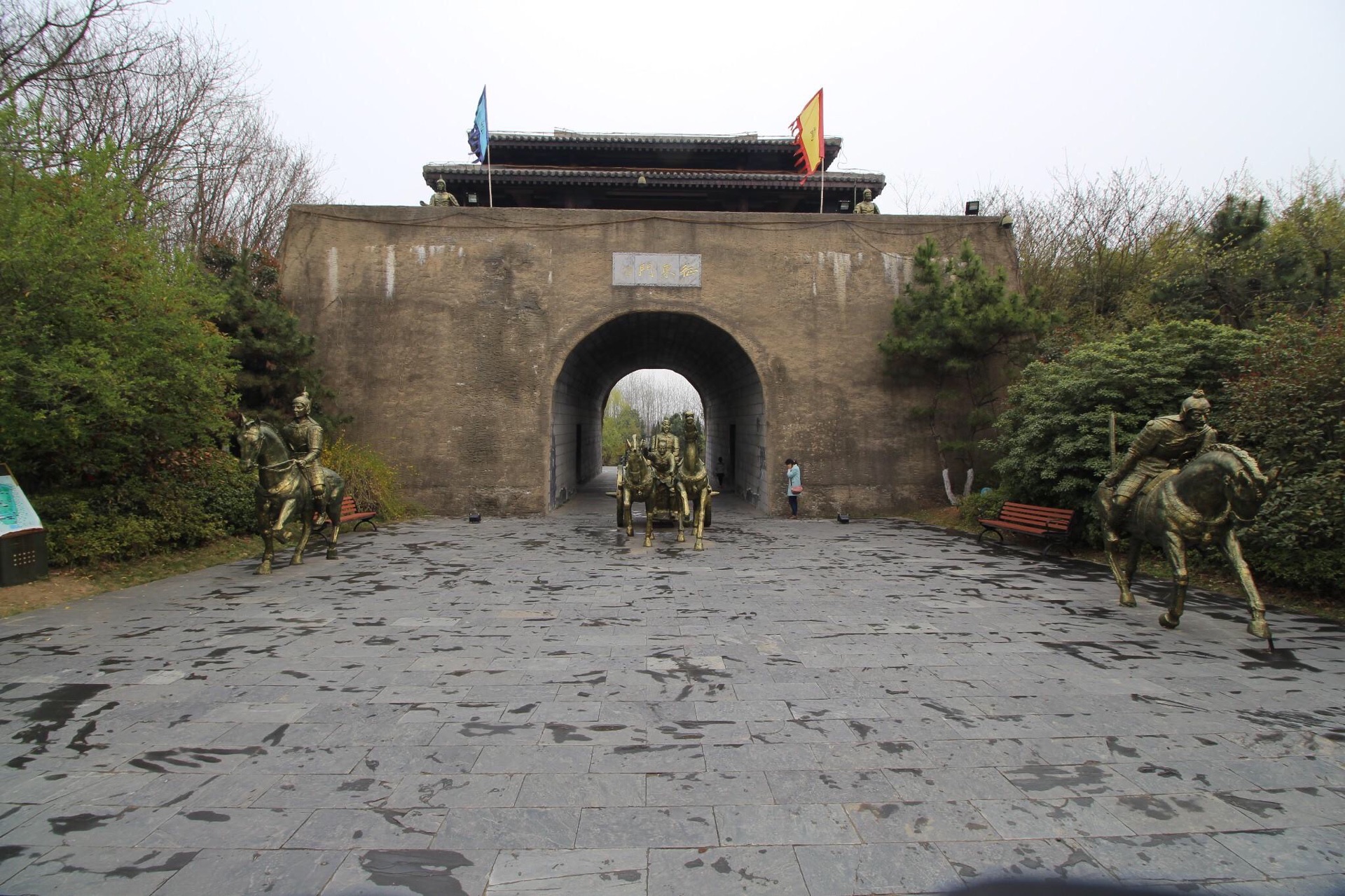 合肥三国新城遗址公园通过保护性恢复古城墙及东城门原貌,对新城内考