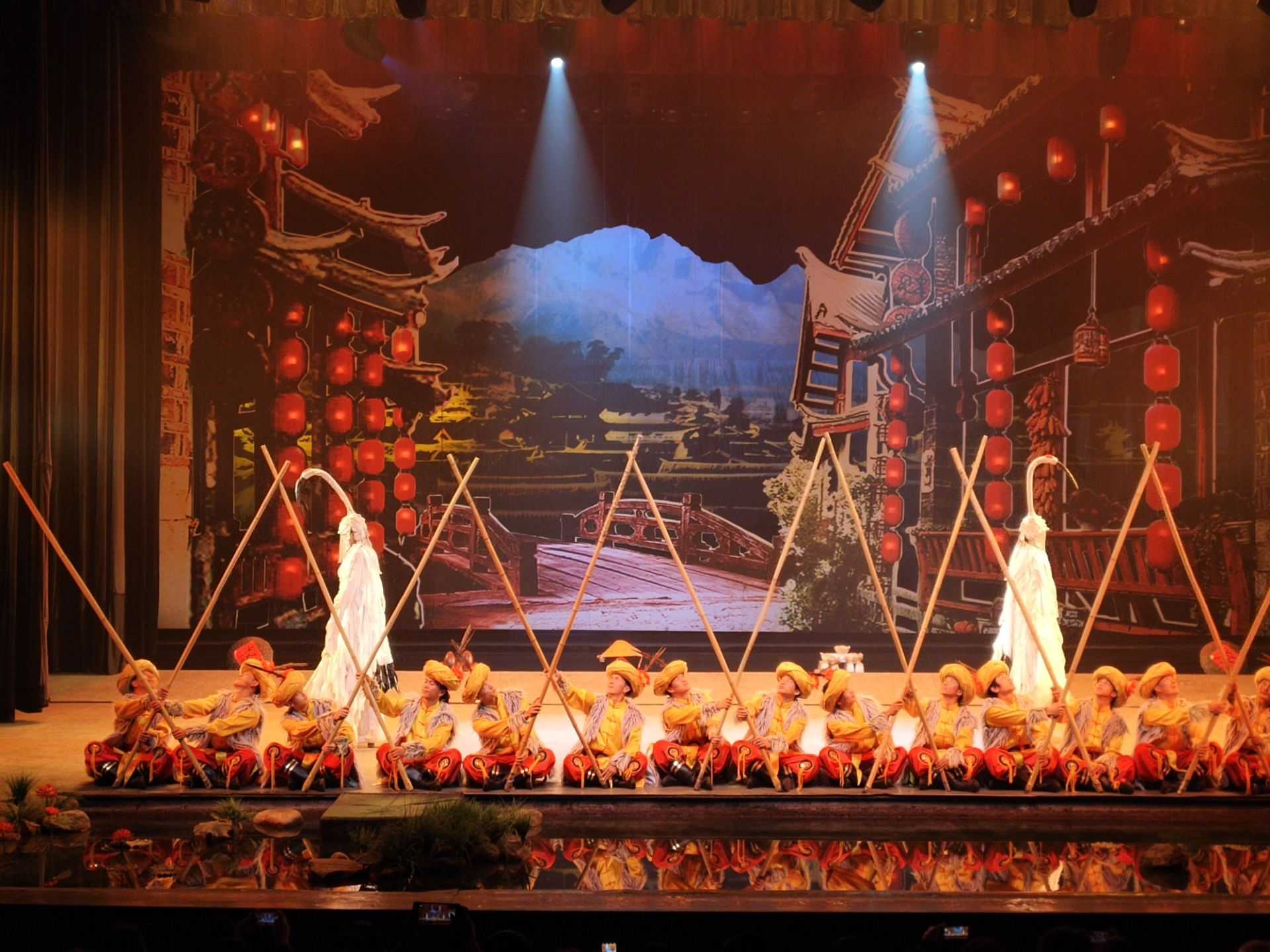 【携程攻略】丽江《丽水金沙》演出景点,精彩，很好看!通过舞蹈把各民族的民风民俗生动地展现出来了，舞美也…