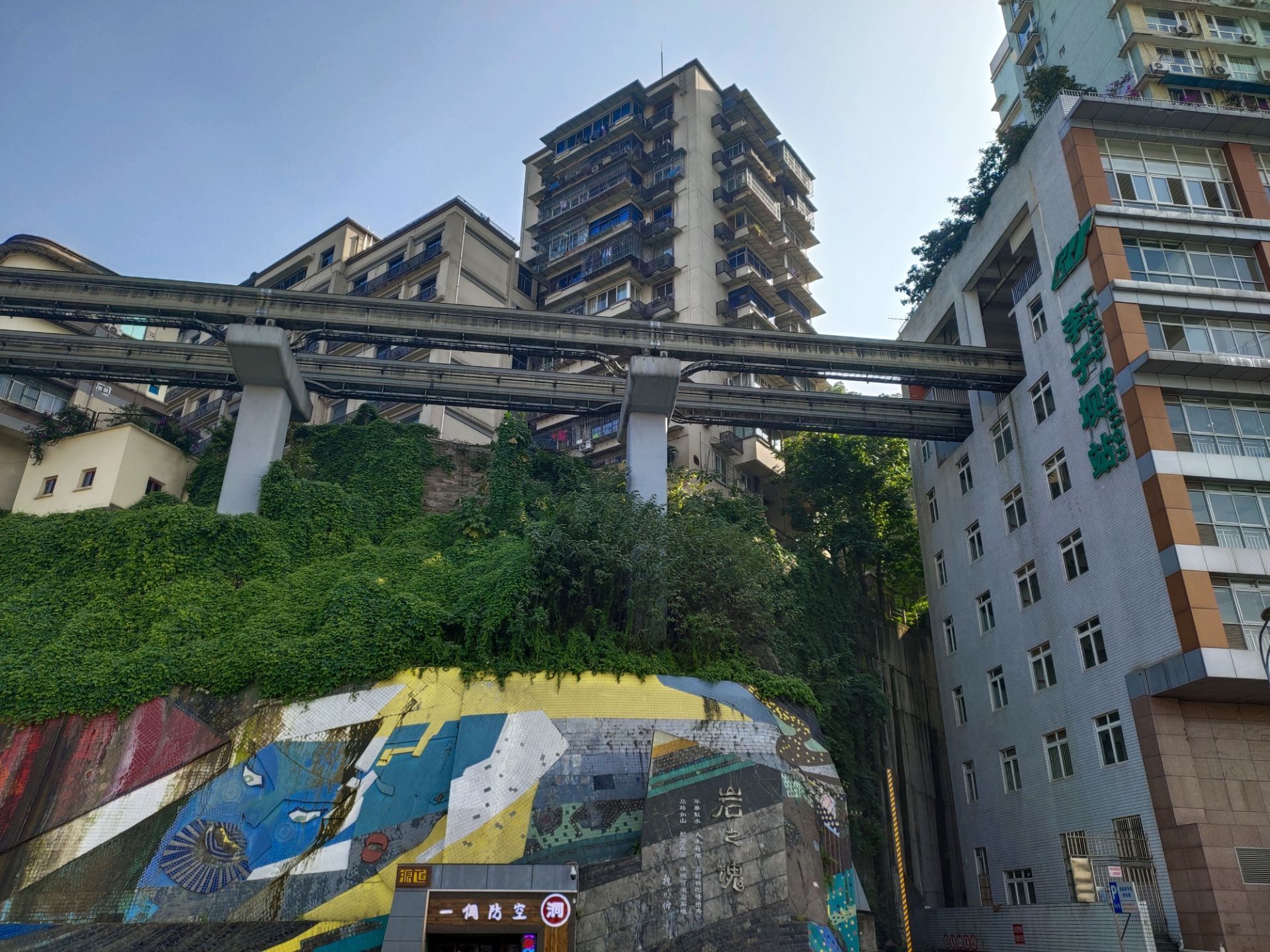 【携程攻略】重庆李子坝轻轨站景点,路过了重庆李子坝轻轨站多次,没