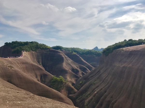 高椅嶺村位於湖南省郴州市甦仙區橋口鎮西部,它與飛天山相隔,與永興縣