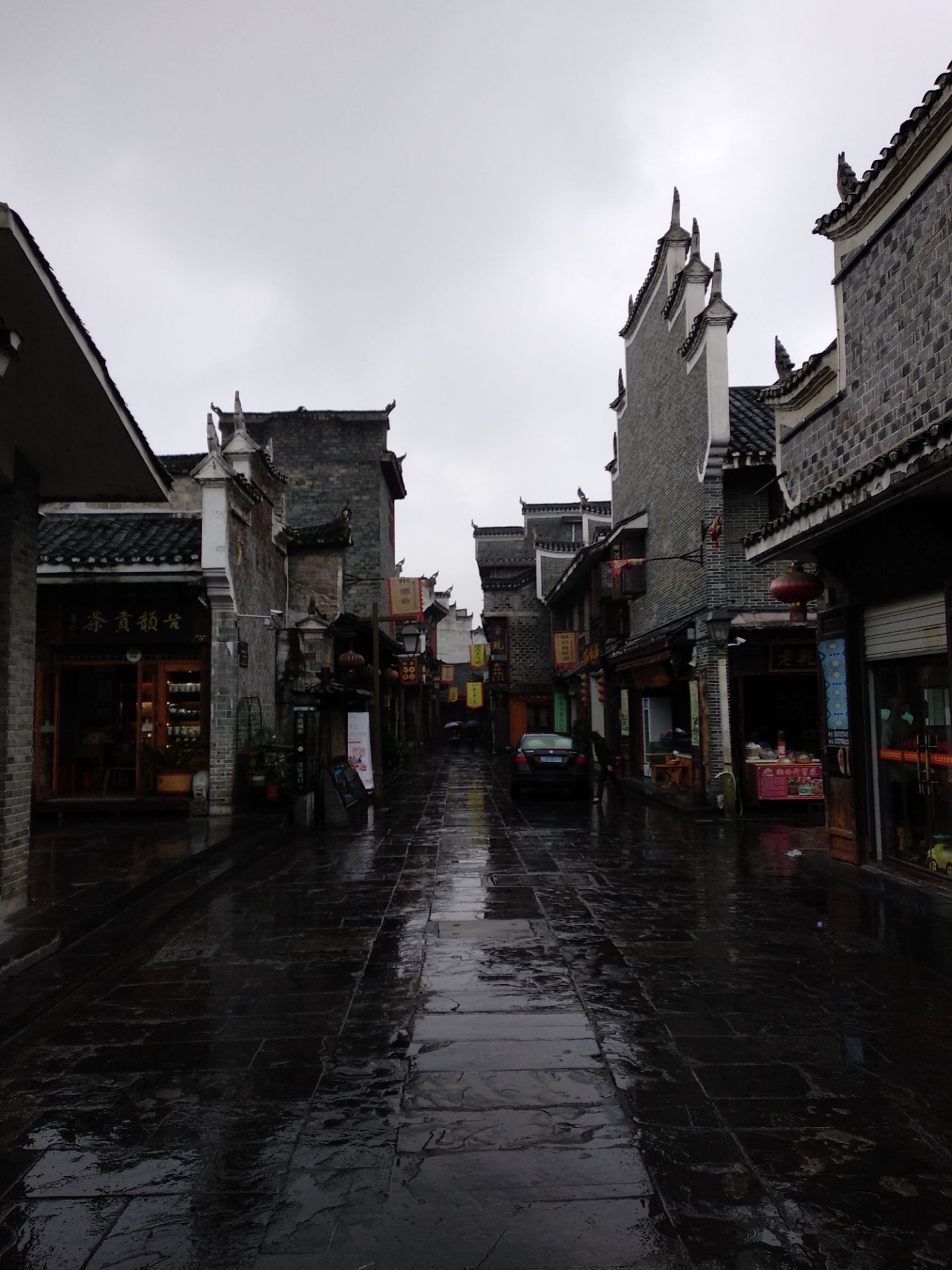 【携程攻略】吉首胡家塘景点,胡家塘沿着门口进去有个池塘,池塘内有