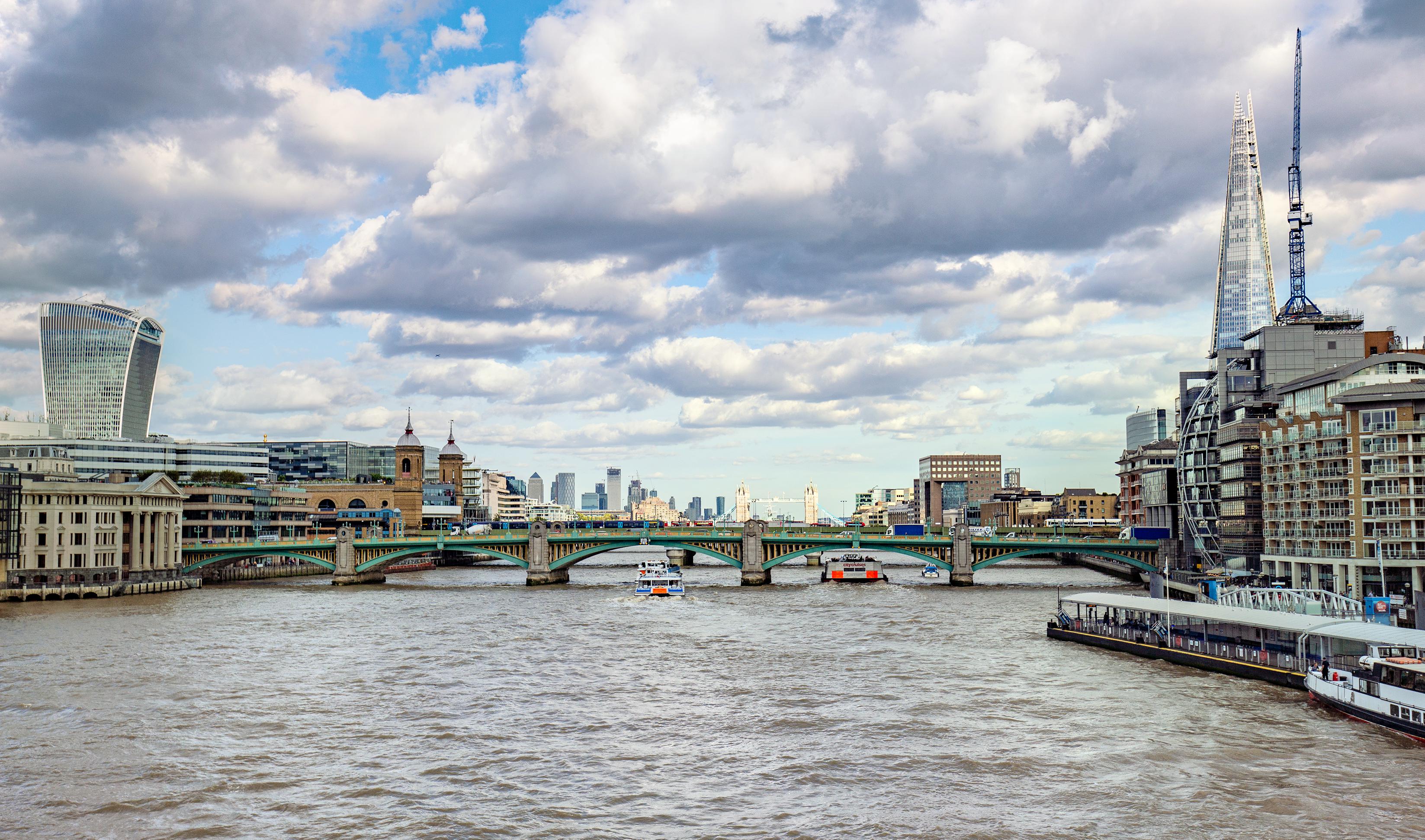 南华克桥 5.0分  点评 直线距离158m