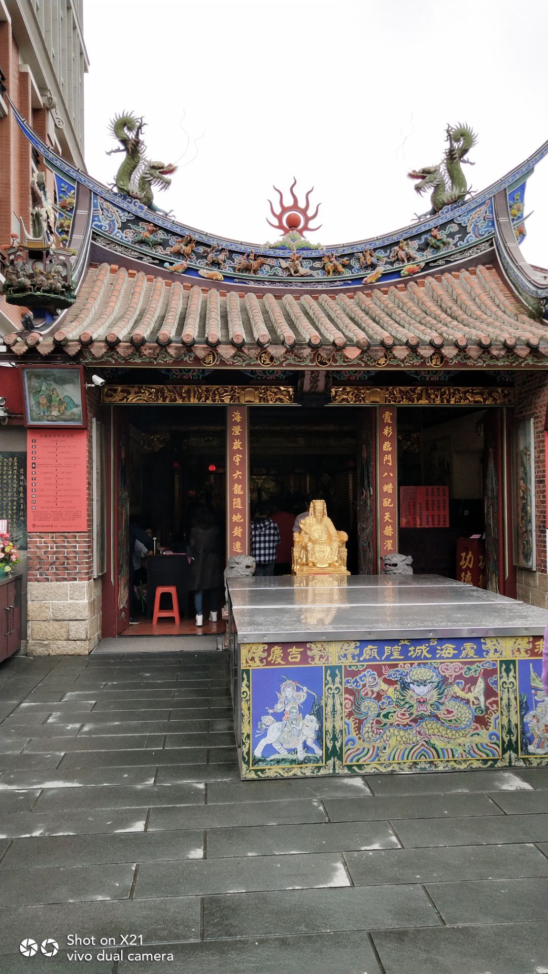 【携程攻略】台北台北霞海城隍廟景点,城隍廟很袖珍，屬於到了迪化街可以順帶一遊的景點。廟雖小，但是香火…